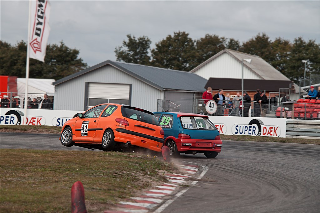 Jacob Ommen var flyvende i kampen mod Jimmy Bob Søgaard Jensen. Denne manøvre gav dog 3 strafsekunder, da han ramte floppys.
(Foto: Ulrik Ærenlund)